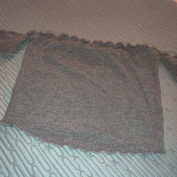 NWOT Sexy Cold Off Shoulder Cami Crop Top Light Grey - Picture 3 of 7